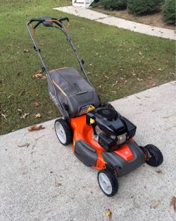 Husqurvana self propelled lawnmower with bagger