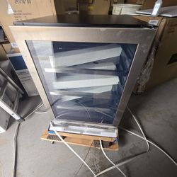 Avallon
24 Inch Wide 140 Can Energy Efficient Beverage Center with LED Lighting, Double Pane Glass, Touch Control Panel and Right Swing Door