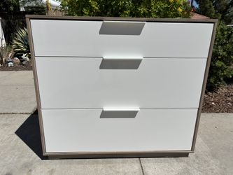White Modern Dresser Chest of Drawers Furniture Good Condition 