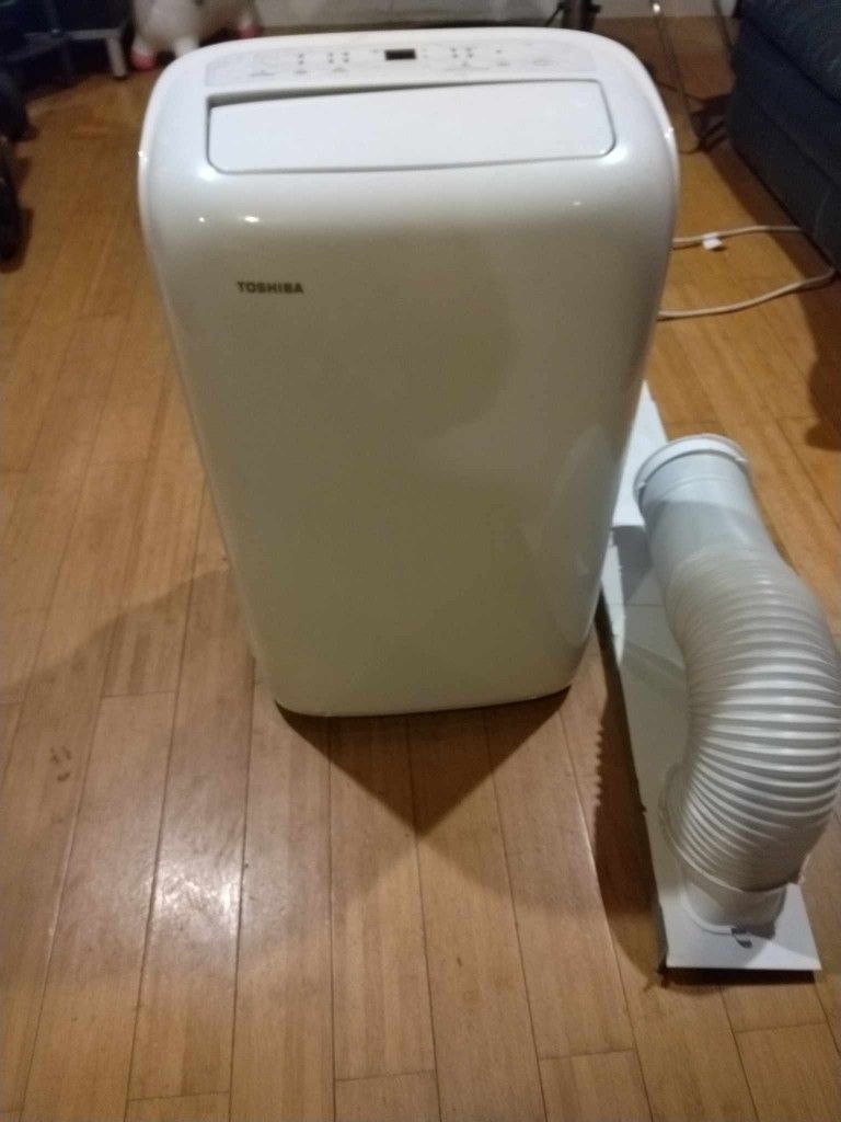 Toshiba Air Conditioner No Remote Control Works Perfect 8.000 Asking $170 Obo 