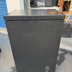Compact Chest Freezer Mini Fridge 2.7 Cu Ft Black – Works Great
