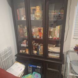 Regalo dos sofas iguales y una vitrina.