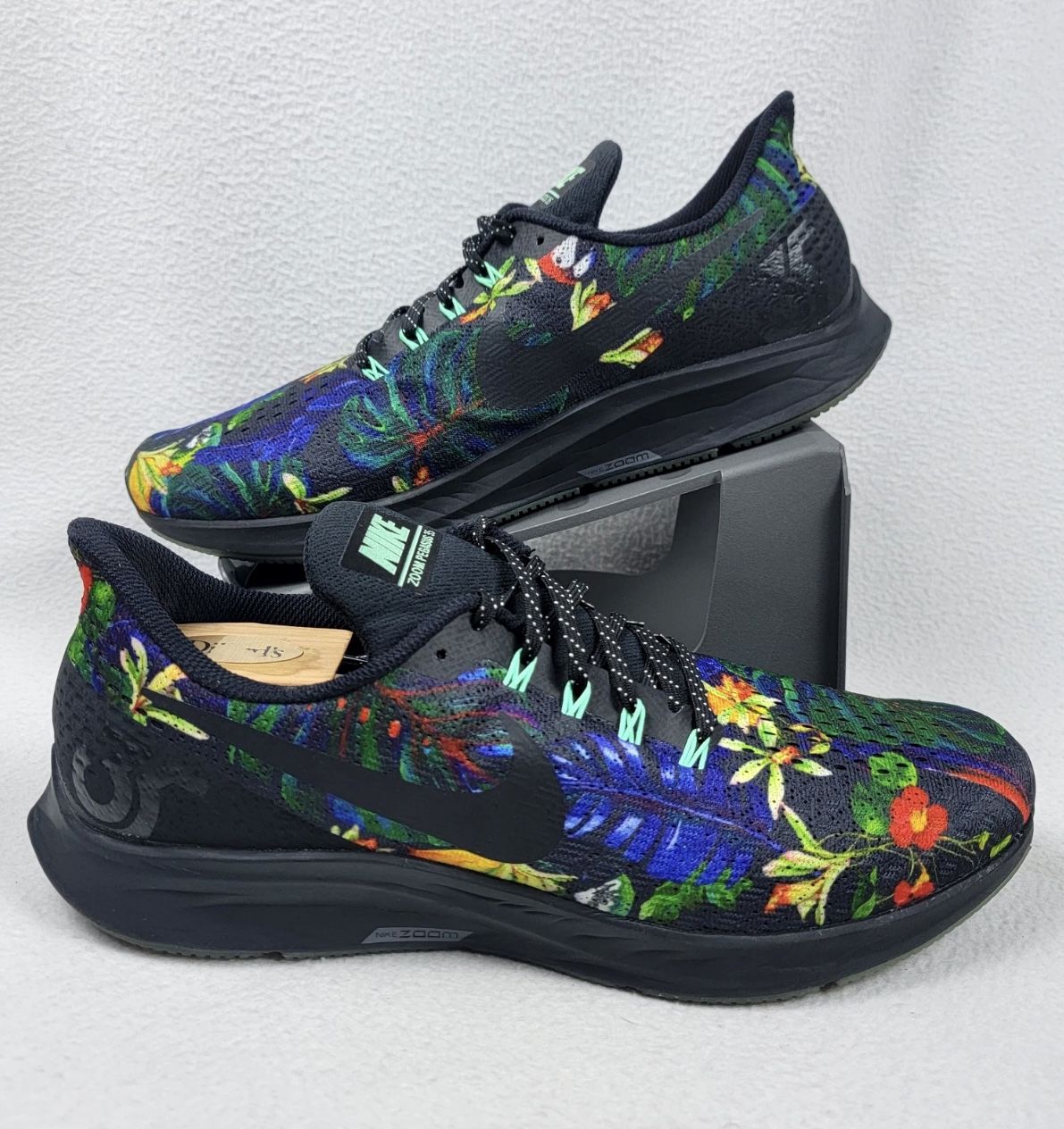 Nike Lace Up Sneakers( Size 12 ) unisex Excellent Condition