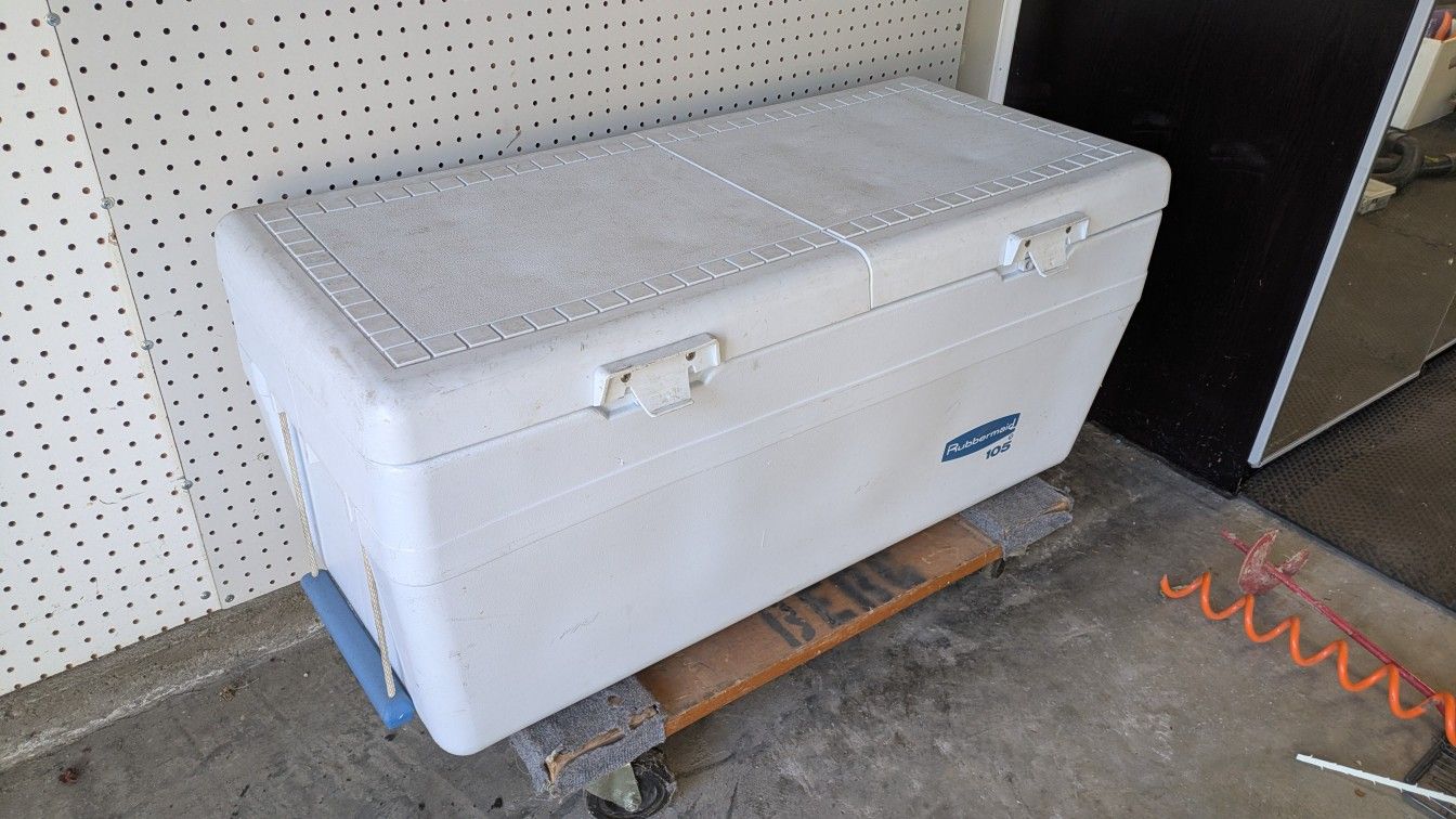 Rubbermaid Marine 105 Cooler 
