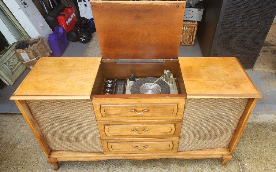 Vintage Sears Silvertone Record Player/Stereo/Radio Phonograph Model 3092B