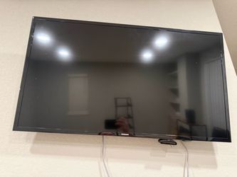 42’ Samsung flat screen tv with Roku and with wall mount