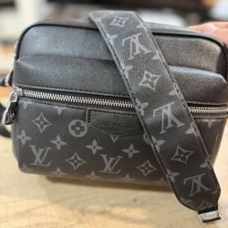 LV Bag Designer ( read Description) 