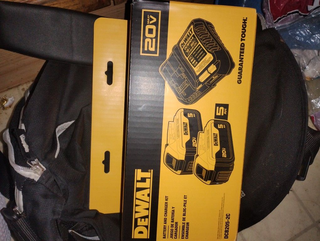 Dewalt 20V Two Batteries And Charger DCB205-2C