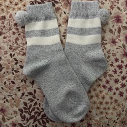 Holiday Socks With Pompoms 
