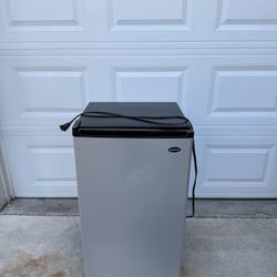 SANYO Mini Refrigerator And Freezer 