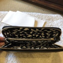 Brand new Diane Von Furstenberg with tags. Lips zip around wallet leather with a front pocket 2 Deep pockets on the inside , 12 card slots, diverse p