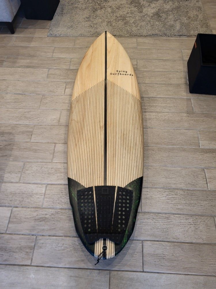 5'10" Spicy Surfboard Epoxy 35.7 Liters + Fins & Leash!
