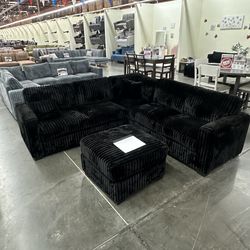 Corduroy sectional  4 pc sectional  Color black  New in a box   Seccional de 4 Piezas  Color negro  Nuevos en Caja  Entregamos a domicilio