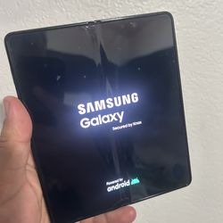 Samsung galaxy fold 5 256gb unlocked for all carrier cracked outside screen only issue