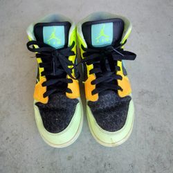 Used Jordan 1 Mid SE Aurora Size 4.5y Kids