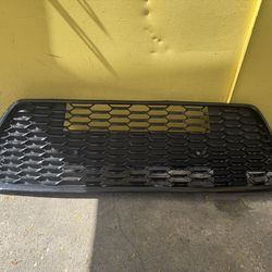 2021-2023 TOYOTA SIENNA LOWER GRILLE OEM #2