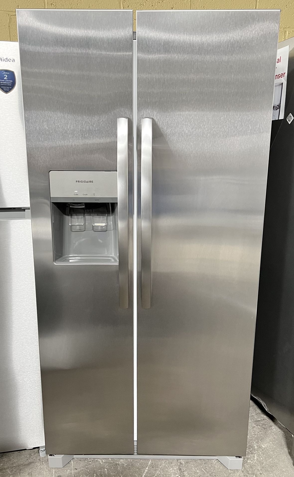 NEW 33” Refrigerator w/WATER+ICE