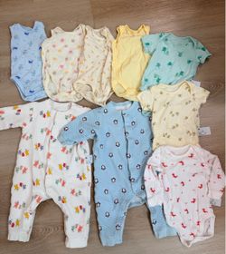 10x Uniqlo baby bodysuits (size 80cm)
