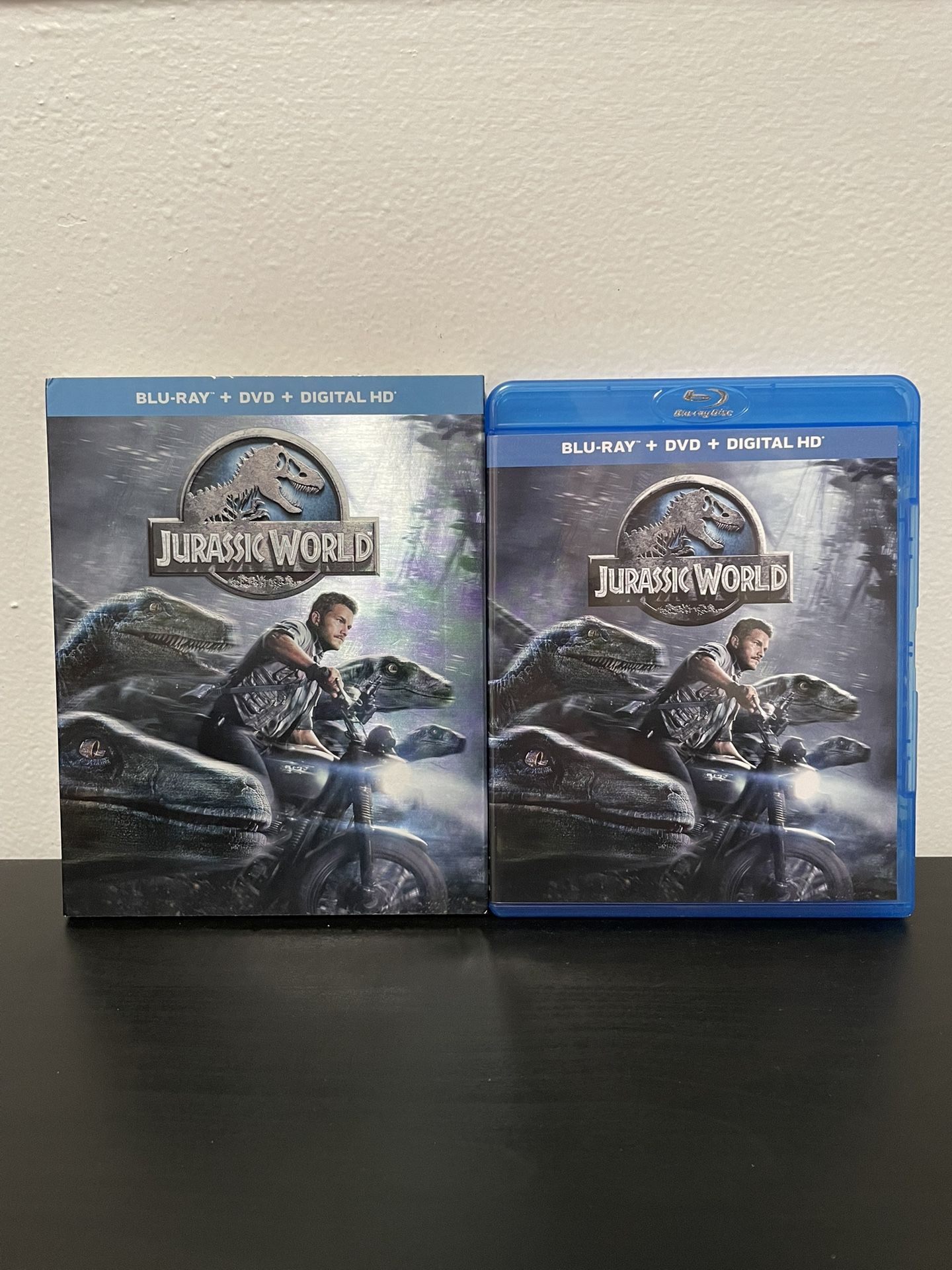 Jurassic World Blu Ray + DVD Combo 2 Disc Holo Slipcover Dinosaur Movie 2015