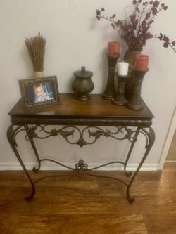 Nice Entry Table And decor