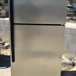 GE Top-Freezer Refrigerator – Stainless Steel