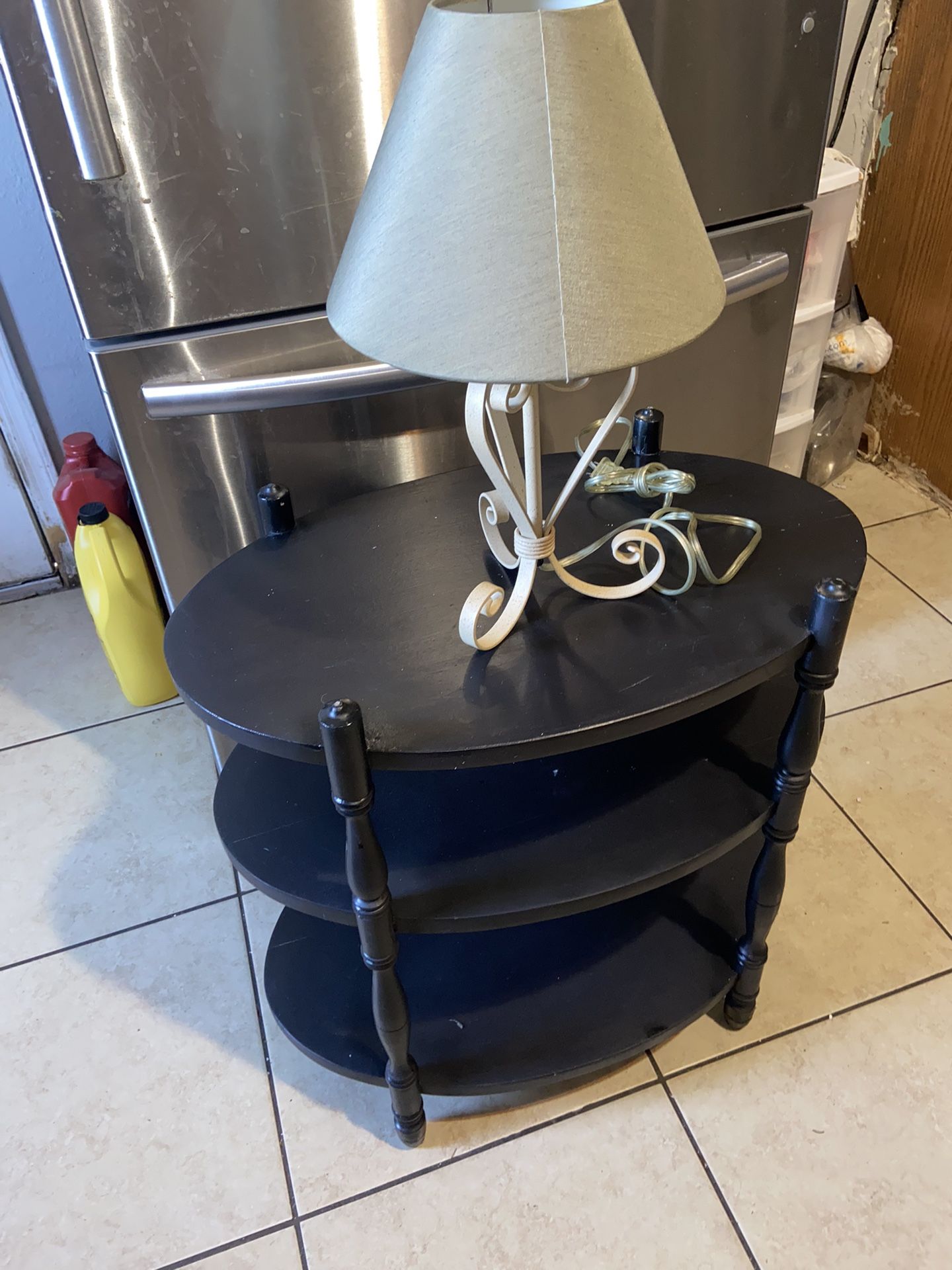 Mesita Y Lámpara (por $17)/ Coffee Table And Lamp (for $17) (details In Photos/detalles En Fotos) (check Description/ Lea Descripción)