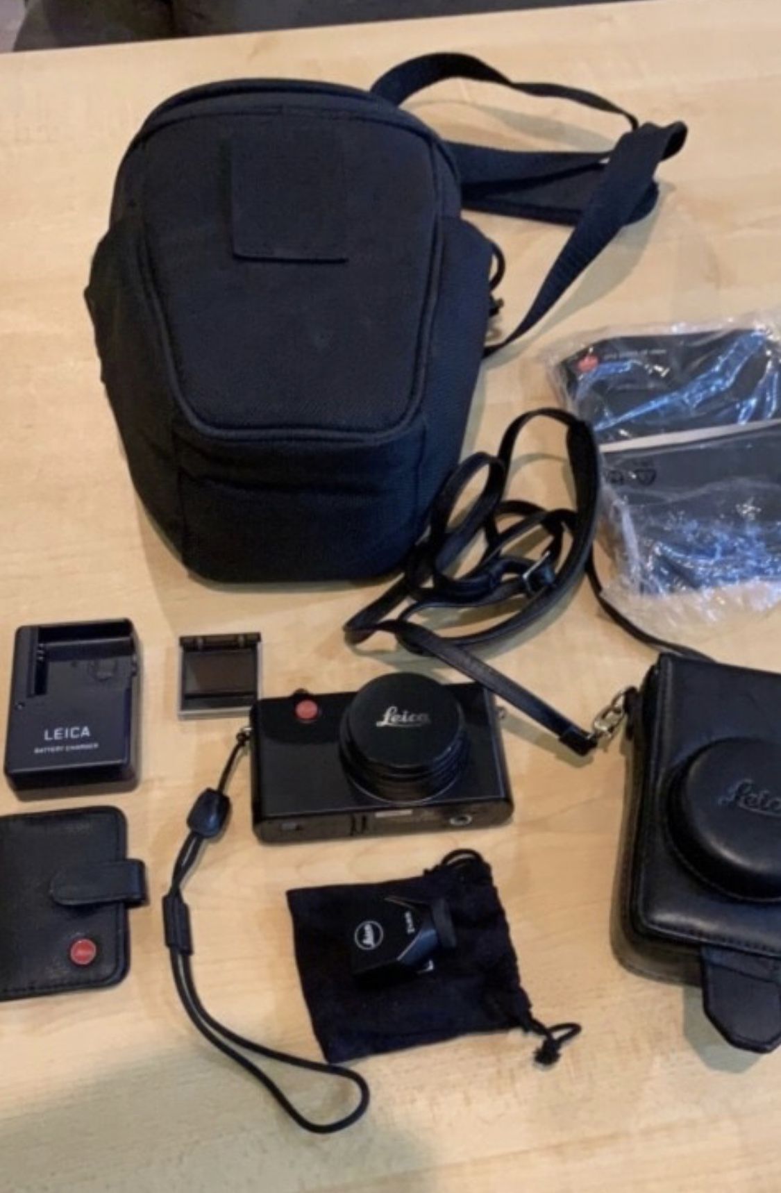 Leica D LUX 4 digital camera with accessories and cases