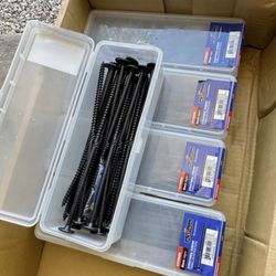 Hi everyone we have this boxes of screws long one this is screws you can use yo for decorator diffrent projects black color heavy duty take look the p