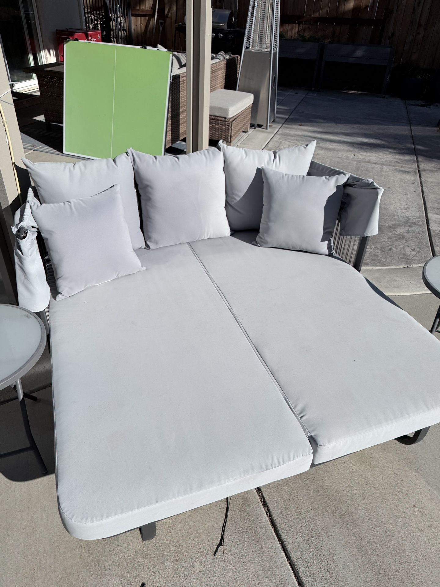 Outdoor Daybed With Retractable Canopy