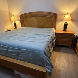 King-size bedroom set  Juego de dormitorio tamaño King