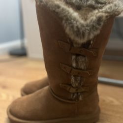 BEARPAW BOOTS IN BROWN (LIKE-NEW)