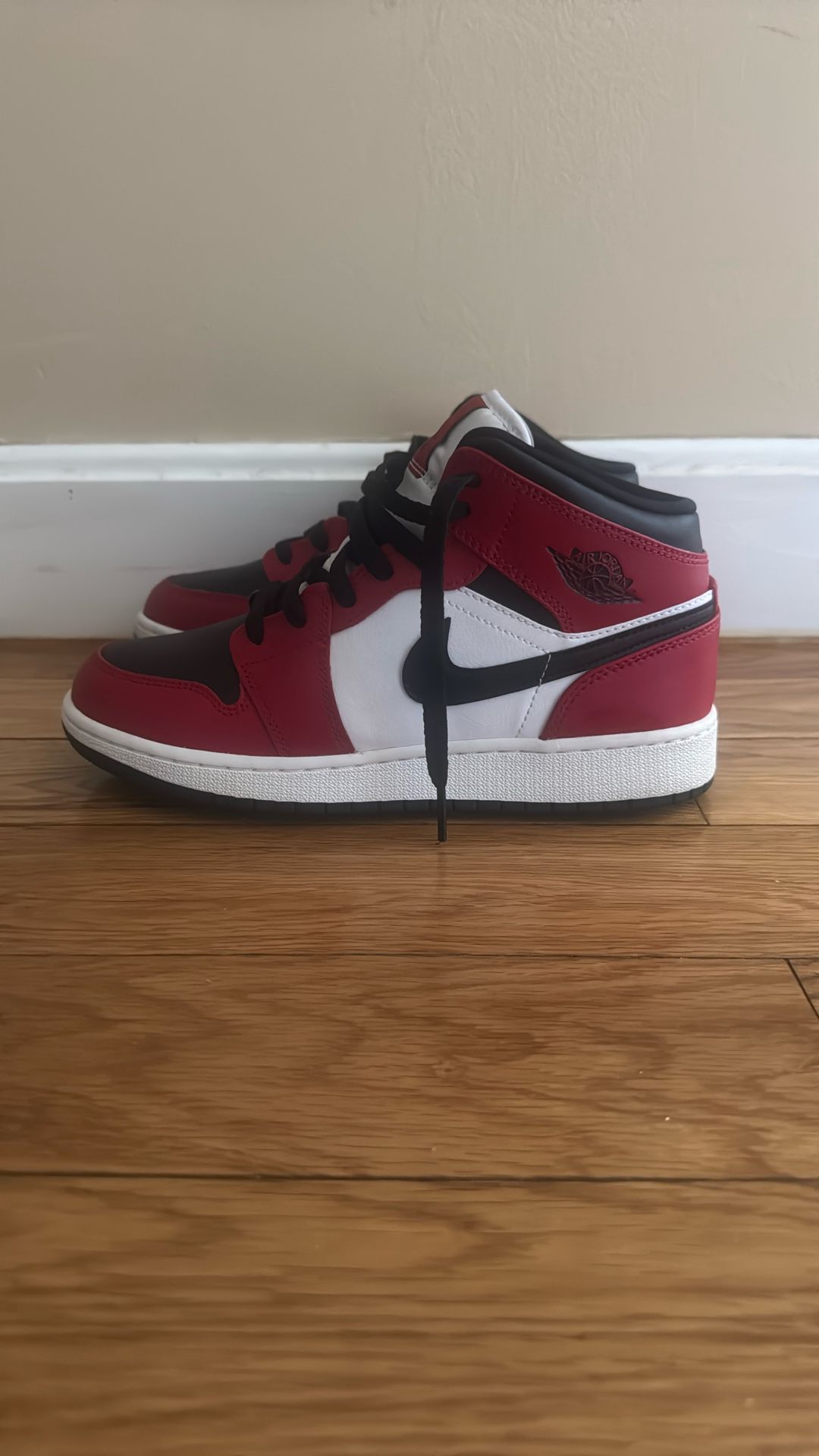 Air Jordan 1 Mid Chicago Black Toe In Size 6y Men’s