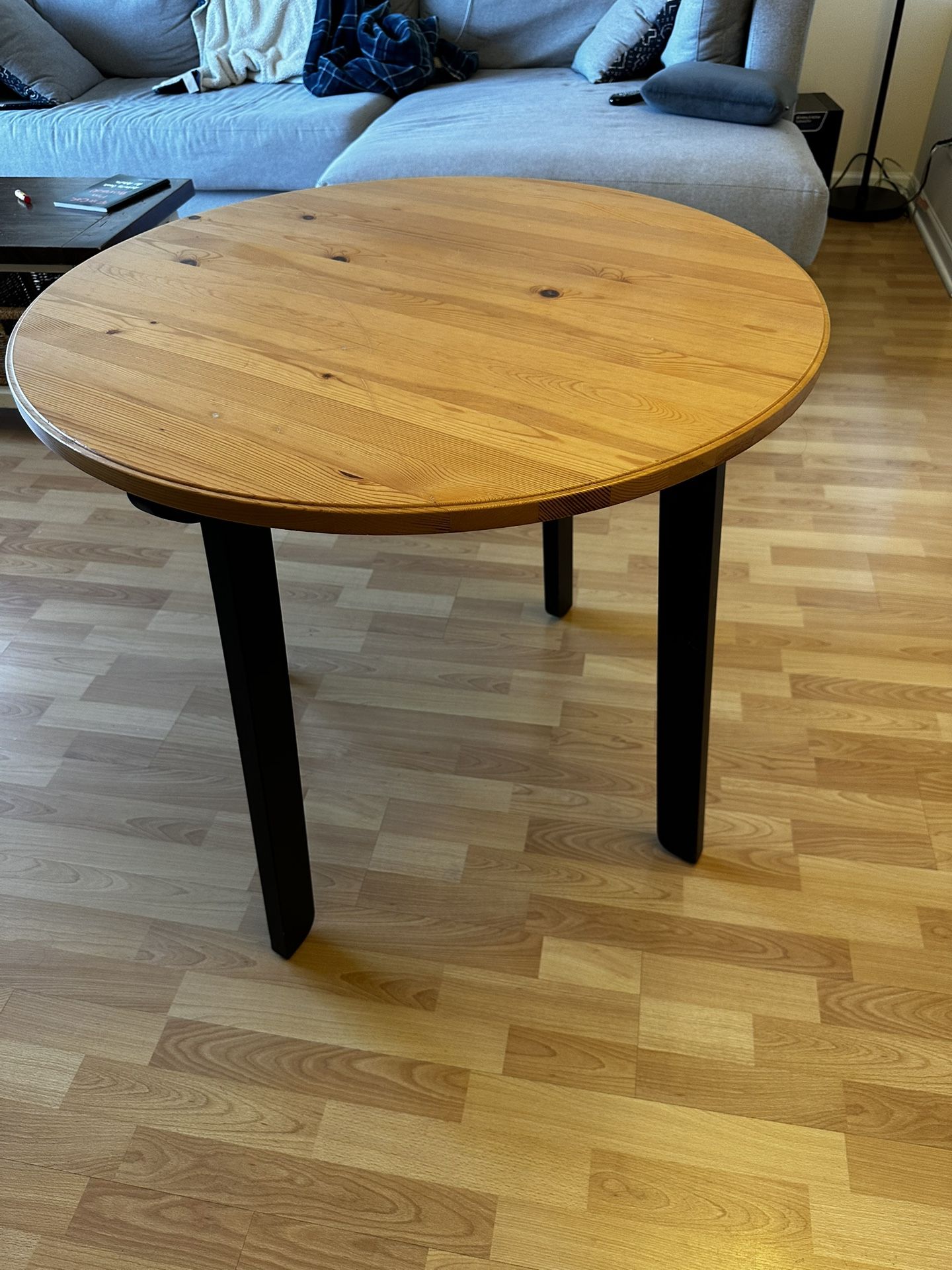 Table With 4 chairs $60