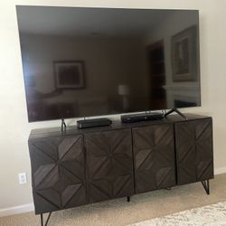 SAMSUNG 82 inch flat screen Smart TV 