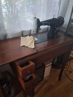 Sewing machine singer