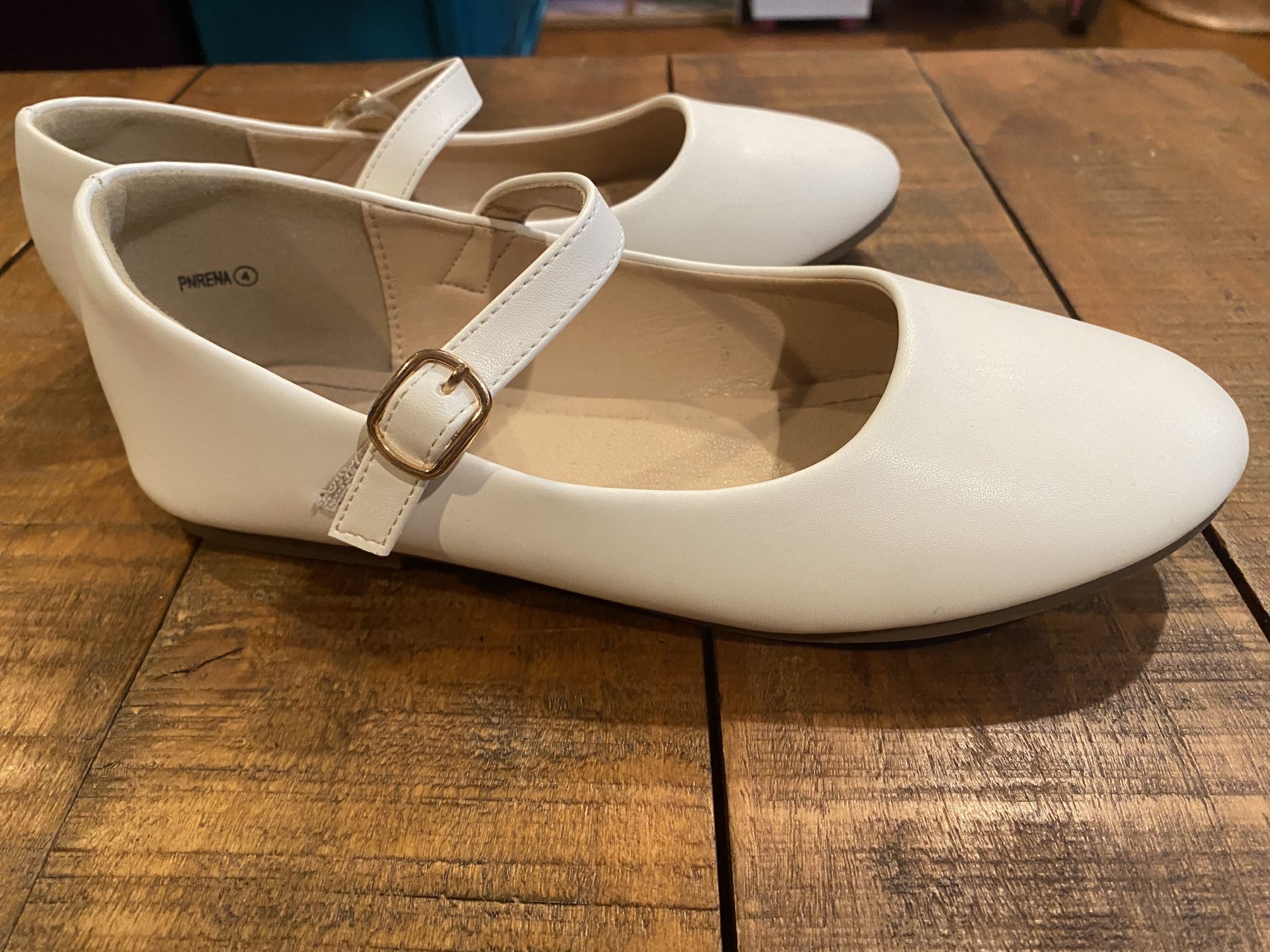 Girls White Flats - Size 4 ( Fits Women’s 6)