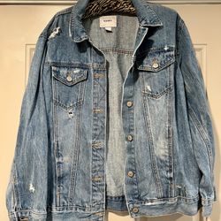Size Large Old Navy Women’s Distressed Jean Jacket
