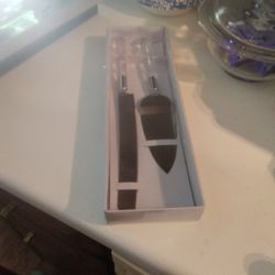 NEW.   WEDDING CAKE.    KIFE. SET.    25.  DOLLARS.     
