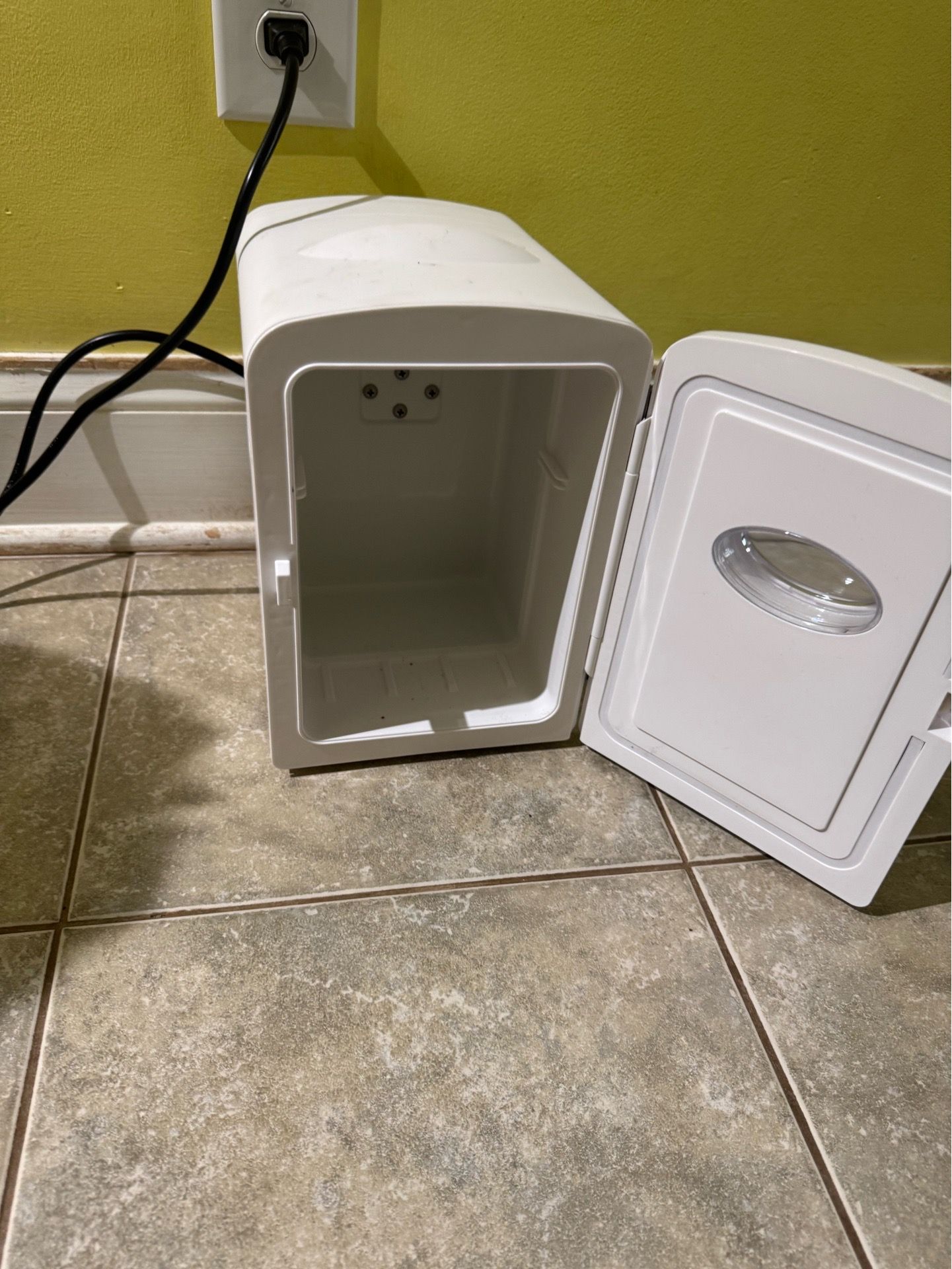 6 can retro mini fridge in GOOD working condition!