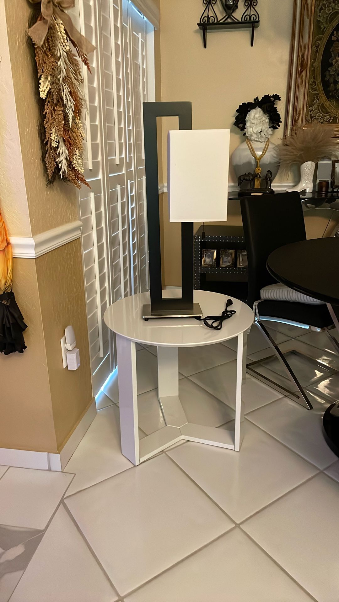 Free! Glossy White Round End Table