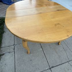 Classy expanding oak dining table