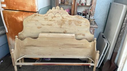 Free Vintage Style Bed Frame (FULL SIZE)