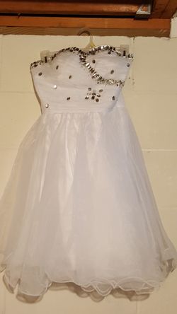 Beautiful white cocktail dress, perfect for sweet 16, parties, prom or any occasion. Worn once.