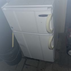 Sm. Refrigerator/ Home goods 
