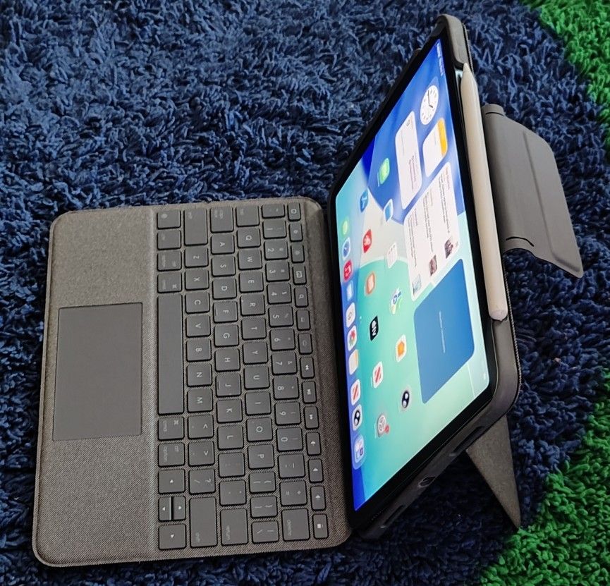 iPad Air M1 W/ Logitech Folio $400