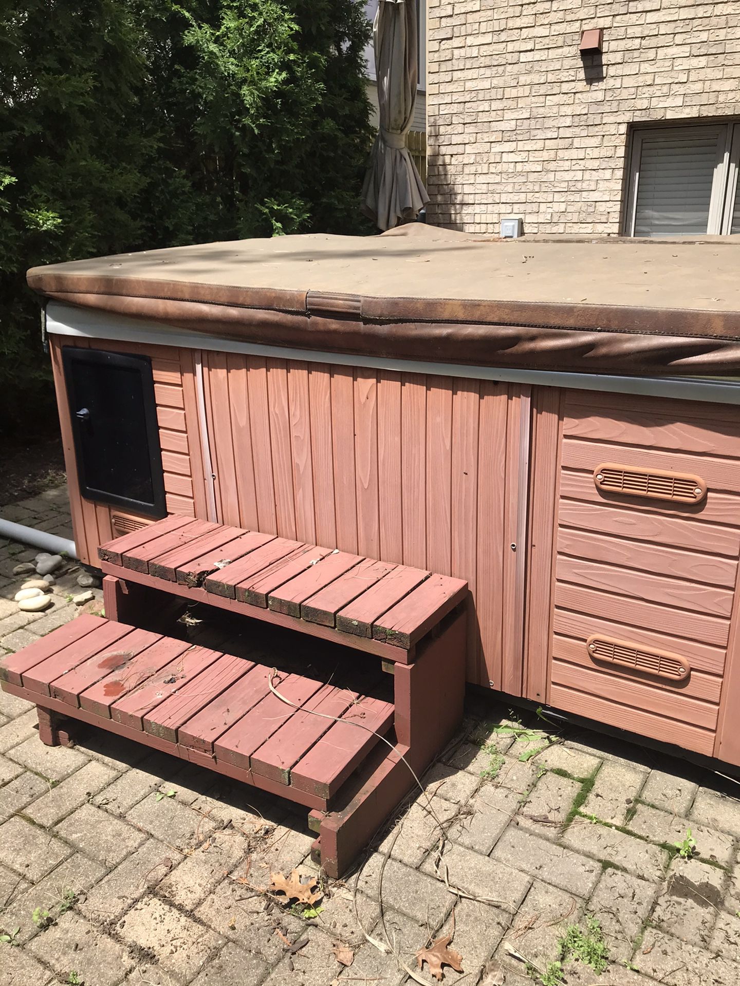 8 person hot tub - FREE for repair or parts