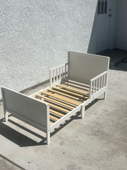 Toddler bed frame