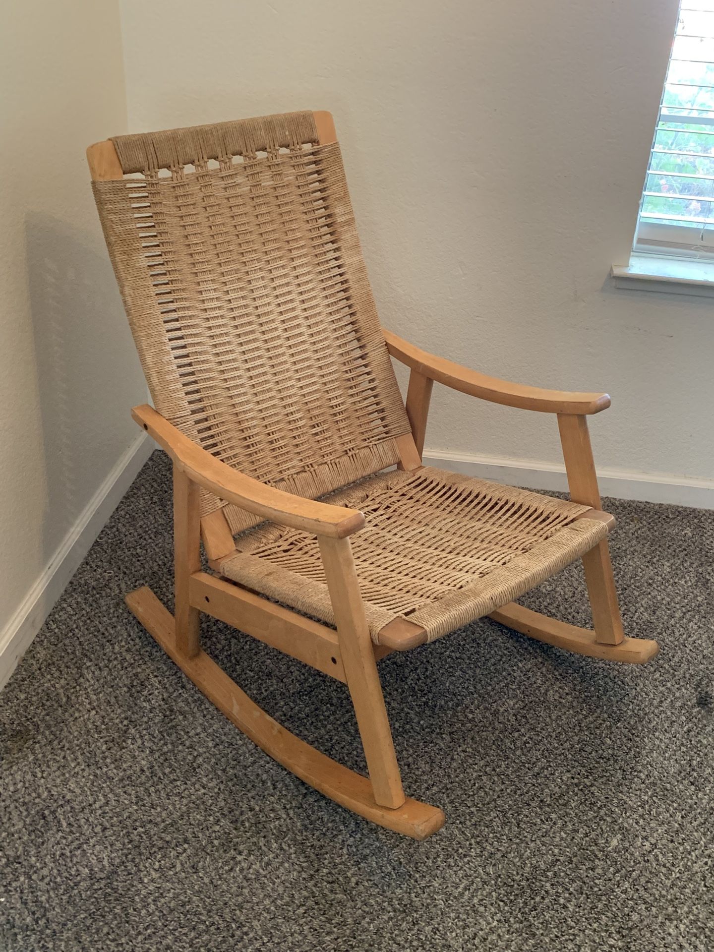 VINTAGE HANS WEGNER STYLE MID CENTURY WOOD & ROPE ROCKING CHAIR