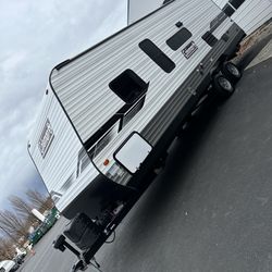 2022 Coleman Lantern 28” Camper trailer