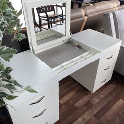 Verviers Vanity With USB 